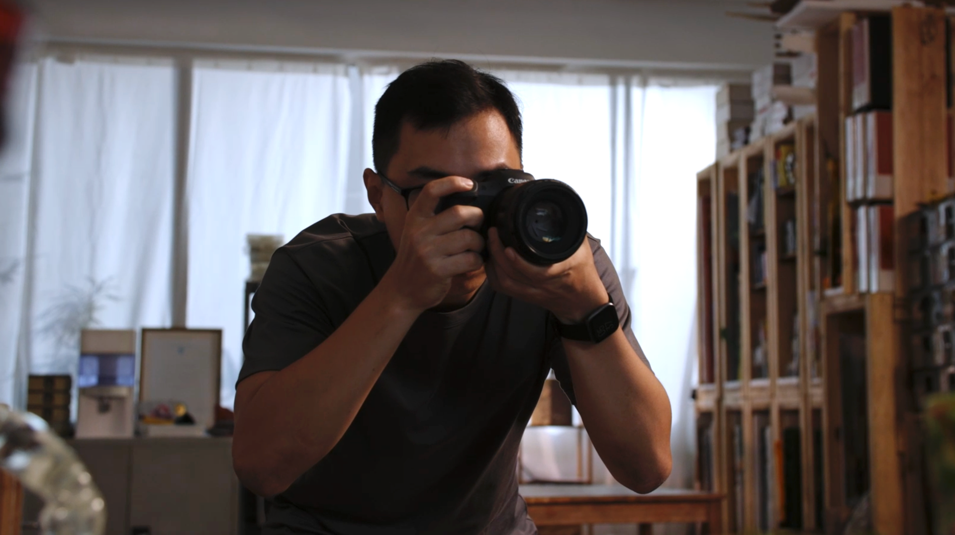 Yeo Kai Wen holding up the Canon EOS R5, showing off its small size and compact frame